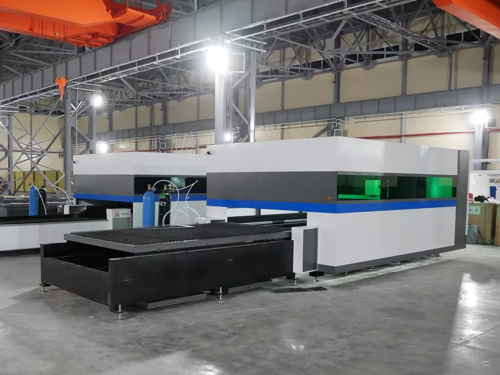FL-L1530FHE-3000-Raycus Лазерный станок для резки листового металла с кабинетной защитой и сменным столом